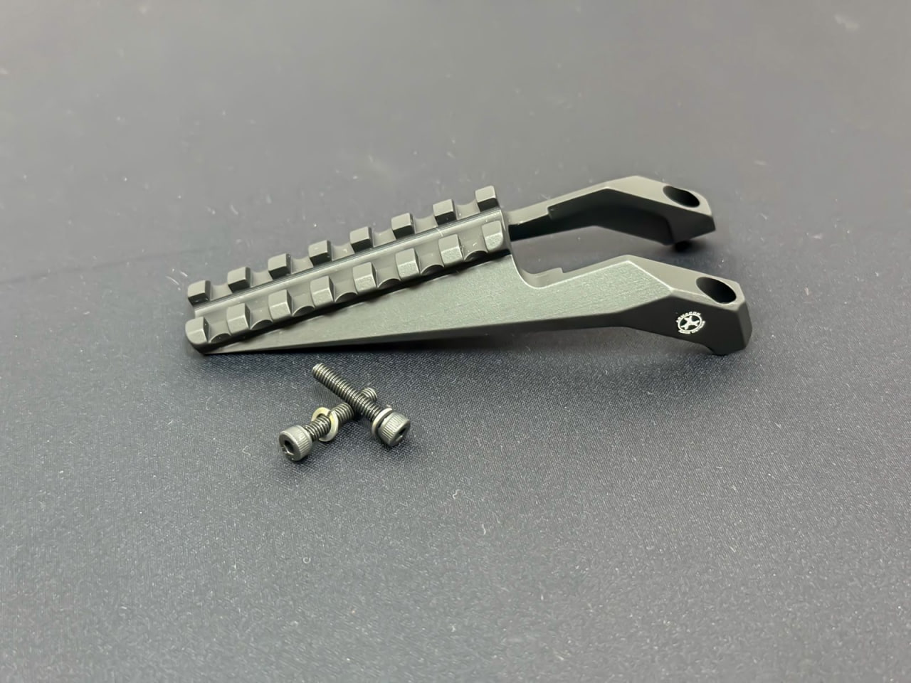 Кронштейн Armacon Хорт вынос на закладную цевья